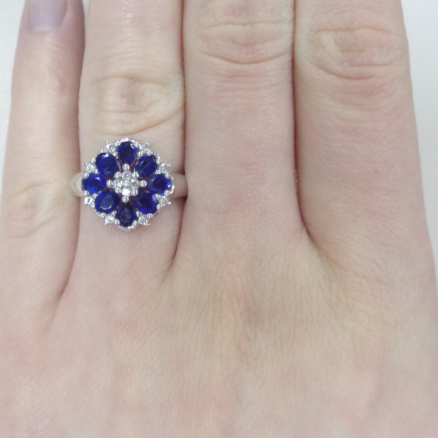 Серебряное кольцо с сапфирами